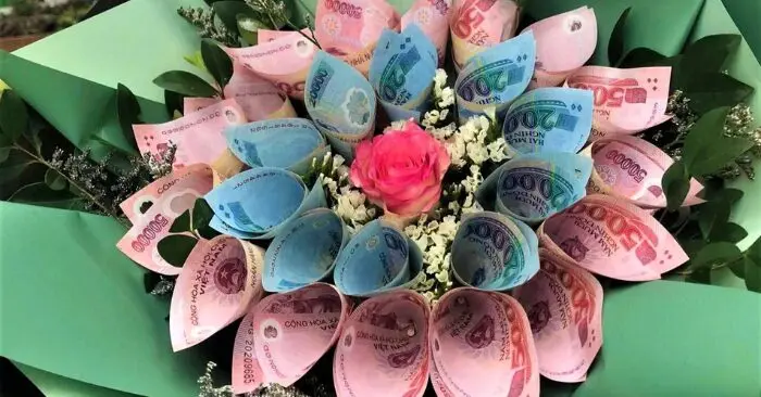 rủi ro pháp lý khi tặng hoa tiền