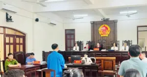 dùng dao chém đồng nghiệp