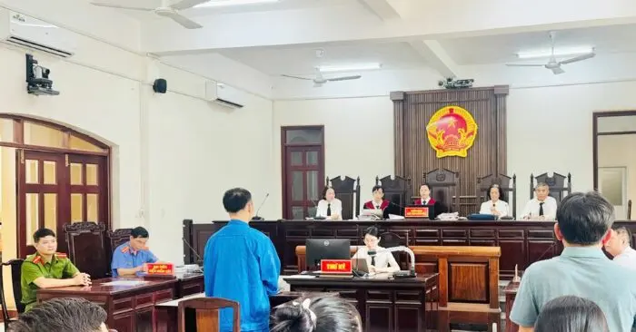 dùng dao chém đồng nghiệp