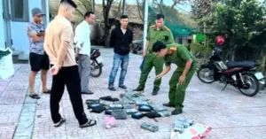 Ma túy nghi vấn trôi dạt: 24 bánh lạ vào bờ biển Kê Gà