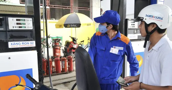 Xăng dầu: Việt Nam dùng biện pháp mạnh tay để cắt đà tăng giá