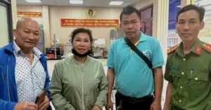 Trả lại túi xách 3 tỷ: Tài xế taxi cùng công an trao trả tài sản