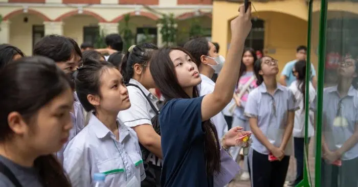 sáu trường học mới