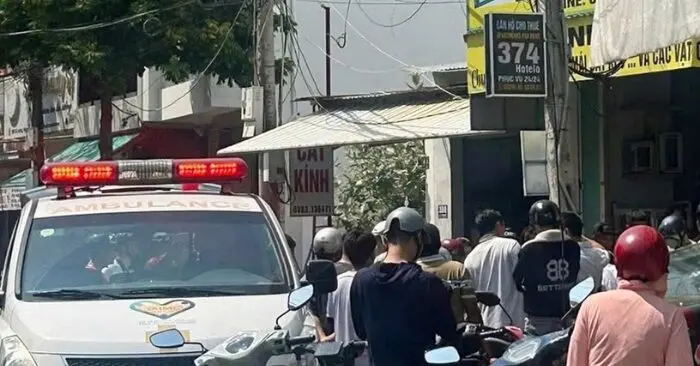Một người đàn ông rơi từ tầng 7 căn hộ tại Nha Trang được đưa đi cấp cứu