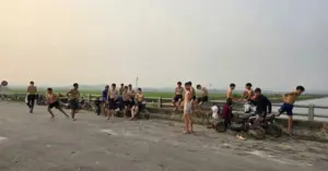 Nghệ An: Nguy hiểm từ trò nhào lộn, tắm kênh ngày nắng nóng của giới trẻ