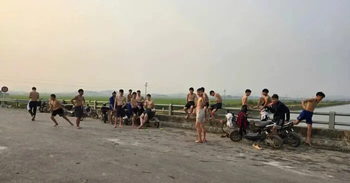 Nghệ An: Nguy hiểm từ trò nhào lộn, tắm kênh ngày nắng nóng của giới trẻ