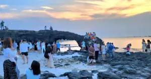Lý Sơn cấm du khách leo trèo lên vòm đá cổng Tò Vò để bảo vệ thắng cảnh