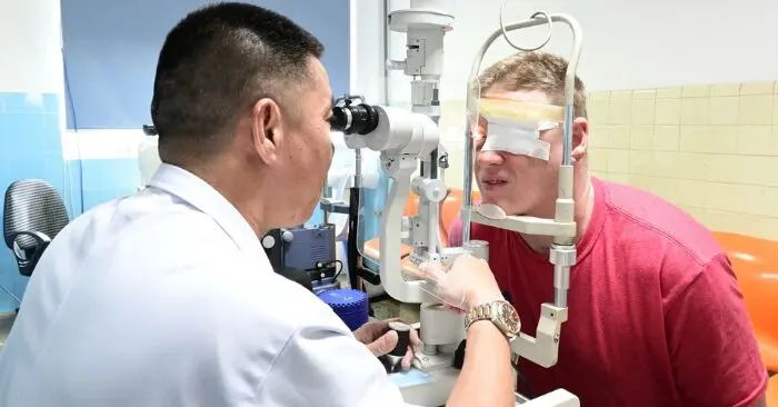 Mổ mắt tại Việt Nam