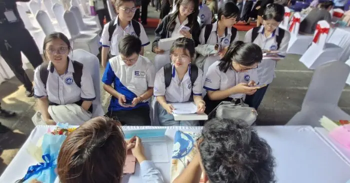 Sinh viên đi làm thêm được hoàn trả tiền bảo hiểm y tế đóng tại trường