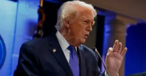 Trump cảnh báo Iran đối mặt nguy cơ bị phá hủy hạ tầng