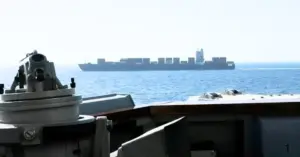 Tàu chiến Mỹ bắn hỏng tàu hàng Iran