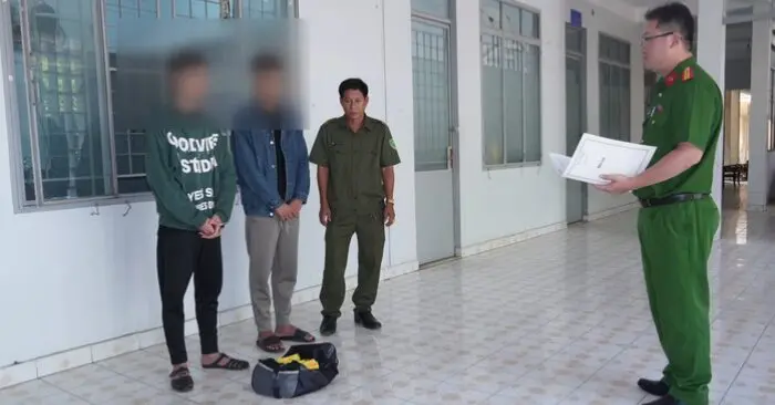 Đồng Tháp: Bắt quả tang hai thanh niên rải tờ rơi tín dụng đen lén lút trong đêm