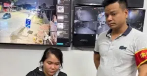 Người phụ nữ bất thường, công an phát hiện ma túy trong túi xách