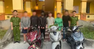 Nhóm thanh thiếu niên đeo mặt nạ dùng chai bia hành hung người ở Hải Phòng