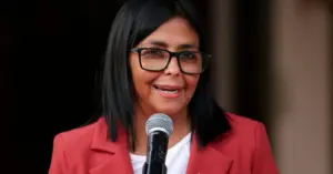 ạMeta desc: Mỹ dỡ trừng pht và công nhận lãnh đạo lâm thời Venezuela phản ánh bước ngoặt chính sách của Washington và diễn biến chính trị mới tại Caracas.