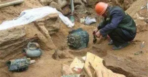 Gói mì trong mộ cổ