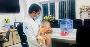 TPHCM: Cứu sống bé trai có khối u não to nhanh bất thường