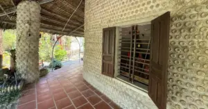 Ngôi chùa ven biển xây gian thờ từ 70.000 chai nhựa