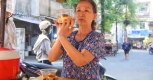 Quán bánh flan 30 năm hút khách dù bị gắn mác hay chửi