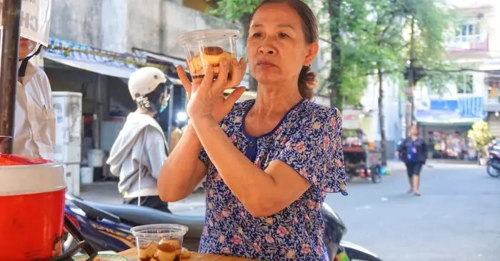 Quán bánh flan 30 năm hút khách dù bị gắn mác hay chửi