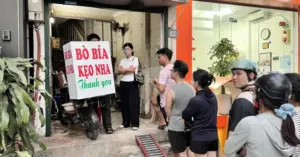 Xe bò bía tại phố Yên Phụ. Hà Nội gây xôn xao mạng xã hội
