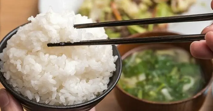 Ăn cơm nguội để giảm đường huyết: Lợi ích và những rủi ro
