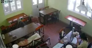 Quán cà phê tại TP.HCM tắt đèn sau sự cố phụ thu khách
