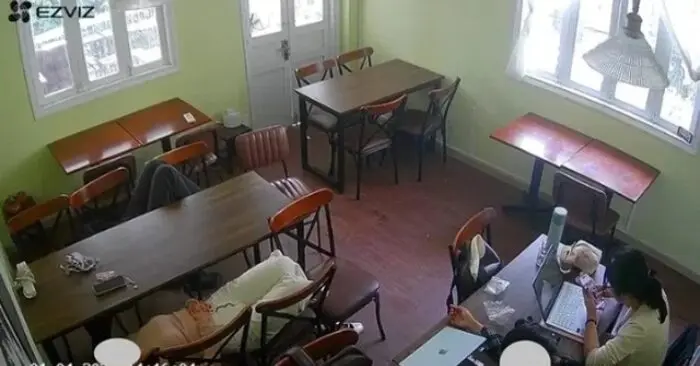 Quán cà phê tại TP.HCM tắt đèn sau sự cố phụ thu khách