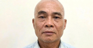 người đàn ông đỗ xe