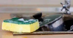 vật dụng bẩn nhất trong bếp.
