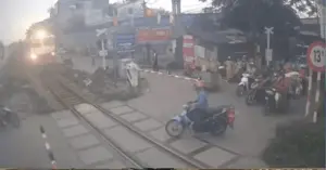 xe máy bị tàu hỏa hất văng