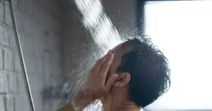 Sức khỏe người cao tuổi: Phân tích rủi ro từ thói quen tắm nước nóng