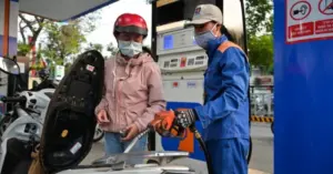 Giá xăng dầu: Thế giới leo thang vì Mỹ - Iran, Việt Nam tiếp tục giảm giá