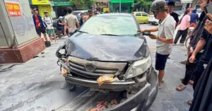 Giải cứu tài xế: Người dân đập kính cứu người từ ôtô bốc khói ở Nghệ An