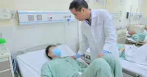Bác sĩ bệnh viện E ghép lại quả thận dập nát cho người đàn ông trẻ