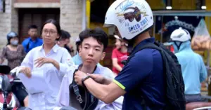 18 năm làm đôi chân cho con, người cha mong con chạm tới ước mơ