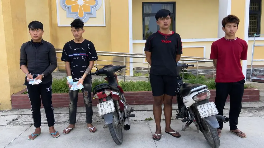 Bắt khẩn cấp 4 đối tượng chặn đường cướp tài sản trong đêm ở Đồng Nai. Diễn biến vụ án đang thu hút sự quan tâm của dư luận.
