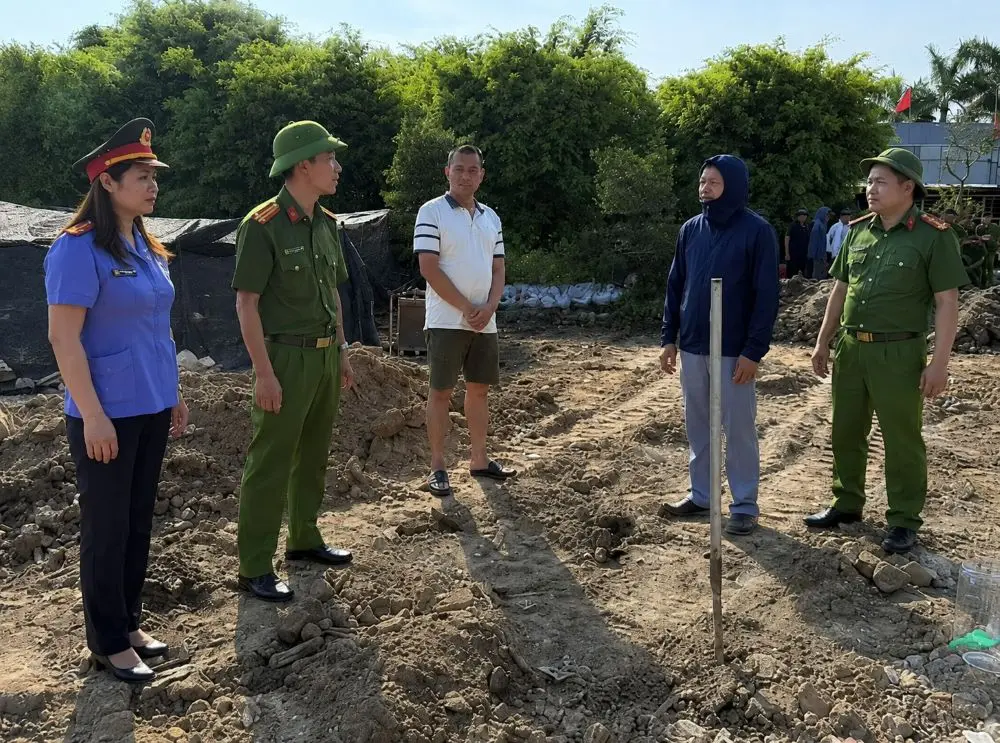 Khởi tố 2 người tự ý san lấp đất công, vụ việc được cơ quan chức năng điều tra, xử lý theo quy định của pháp luật.
