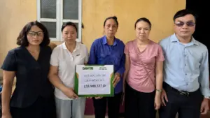 Người mẹ nhặt phế liệu nuôi 2 con khuyết tật được bạn đọc hỗ trợ hơn 160 triệu đồng, tiếp thêm động lực vượt qua khó khăn.