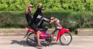 Bốc đầu xe: Hai thiếu niên tại Quảng Ngãi bị xử lý vì đăng clip nguy hiểm