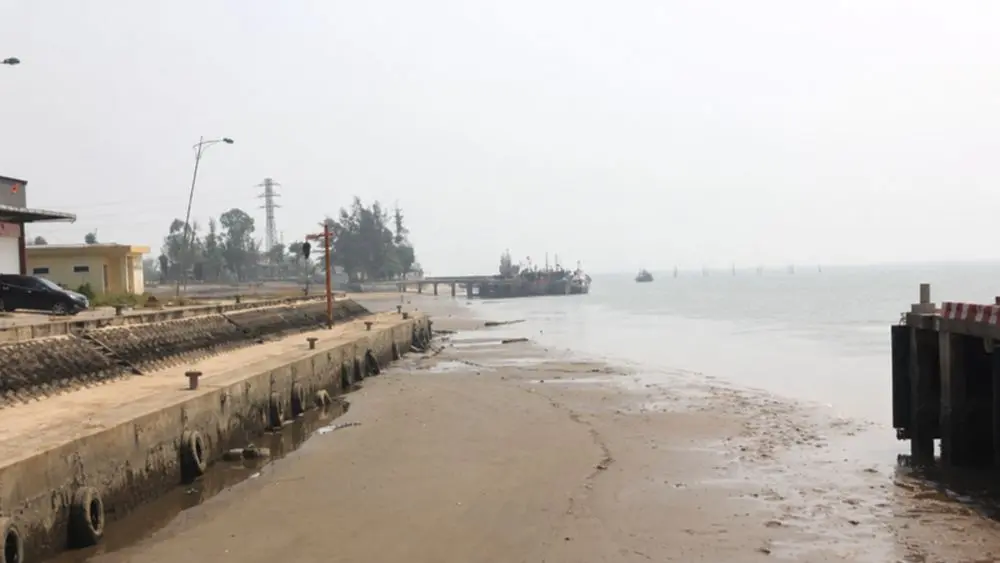 Luồng lạch bồi lắng khiến tàu công suất lớn khó ra vào, ảnh hưởng hoạt động tại cảng cá trăm tỷ. Xem chi tiết nguyên nhân và hệ lụy.