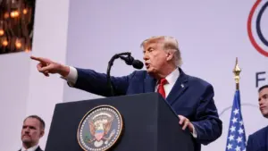 Tổng thống Trump cảnh báo Iran có thể đối mặt các đợt không kích mới nếu căng thẳng leo thang, thu hút sự chú ý quốc tế.