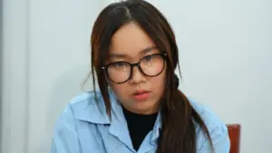 Vụ lừa hợp đồng kỳ nghỉ tại Hà Nội: Nguyễn Thị Kim Anh bị cáo buộc dụ cụ bà ký 74 hợp đồng, thiệt hại gần 20 tỷ đồng.