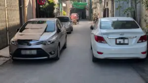 Chủ nhà bị phạt 2,5 triệu đồng vì đỗ ôtô chắn lối đi trong ngõ nhỏ. Vụ việc cho thấy hậu quả của hành vi đỗ xe sai quy định.