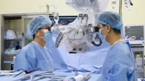 Cảnh báo bệnh thoát vị đĩa đệm cổ đang có xu hướng trẻ hóa. Nhiều người chủ quan tưởng căng cơ, tự điều trị khiến bệnh nặng chèn ép tủy sống. Xem ngay!