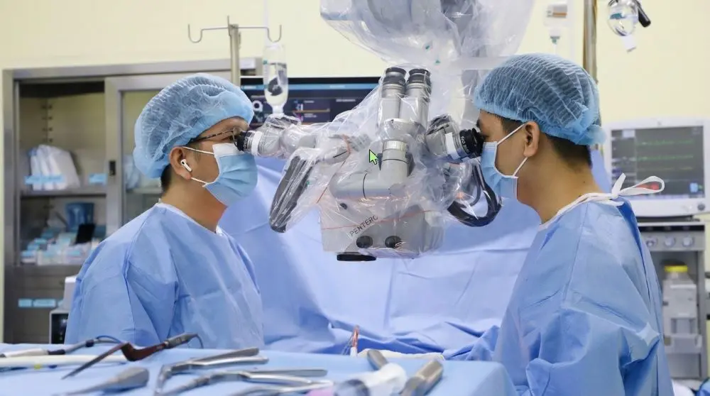 Cảnh báo bệnh thoát vị đĩa đệm cổ đang có xu hướng trẻ hóa. Nhiều người chủ quan tưởng căng cơ, tự điều trị khiến bệnh nặng chèn ép tủy sống. Xem ngay!
