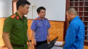 Khởi tố nghi phạm đánh bé gái 12 tuổi rồi ném xuống giếng để cướp xe máy điện tại Đắk Lắk. Diễn biến vụ án gây chấn động.