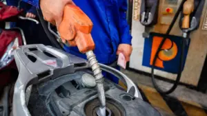 Giá xăng giảm 5 kỳ liên tiếp, Bộ Tài chính đề xuất kéo dài giảm thuế xăng dầu nhằm hỗ trợ thị trường và người tiêu dùng.