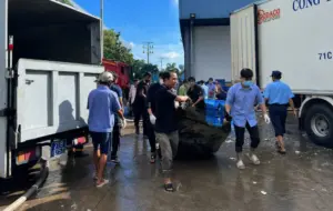 Cháy lớn tại công ty thủy sản ở Vĩnh Long, lực lượng chức năng khẩn trương khống chế hỏa hoạn và điều tra nguyên nhân vụ việc.