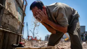 Nắng nóng đặc biệt gay gắt tại Hà Nội, nhiệt độ có thể chạm ngưỡng 40 độ C. Khi nào đợt nắng nóng này kết thúc?